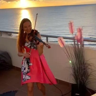 kirsti.music AS | Kirsti Hille - violin artist and teacher plays Badinerie (Bach) on her violin