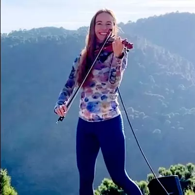 kirsti.music AS | Kirsti Hille violin artist and teacher plays Crystallize (Lindsey Stirling) on her violin