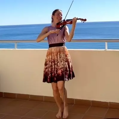 kirsti.music AS | Kirsti Hille violin artist and teacher plays Cover Me In Sunshine (Pink) on her violin